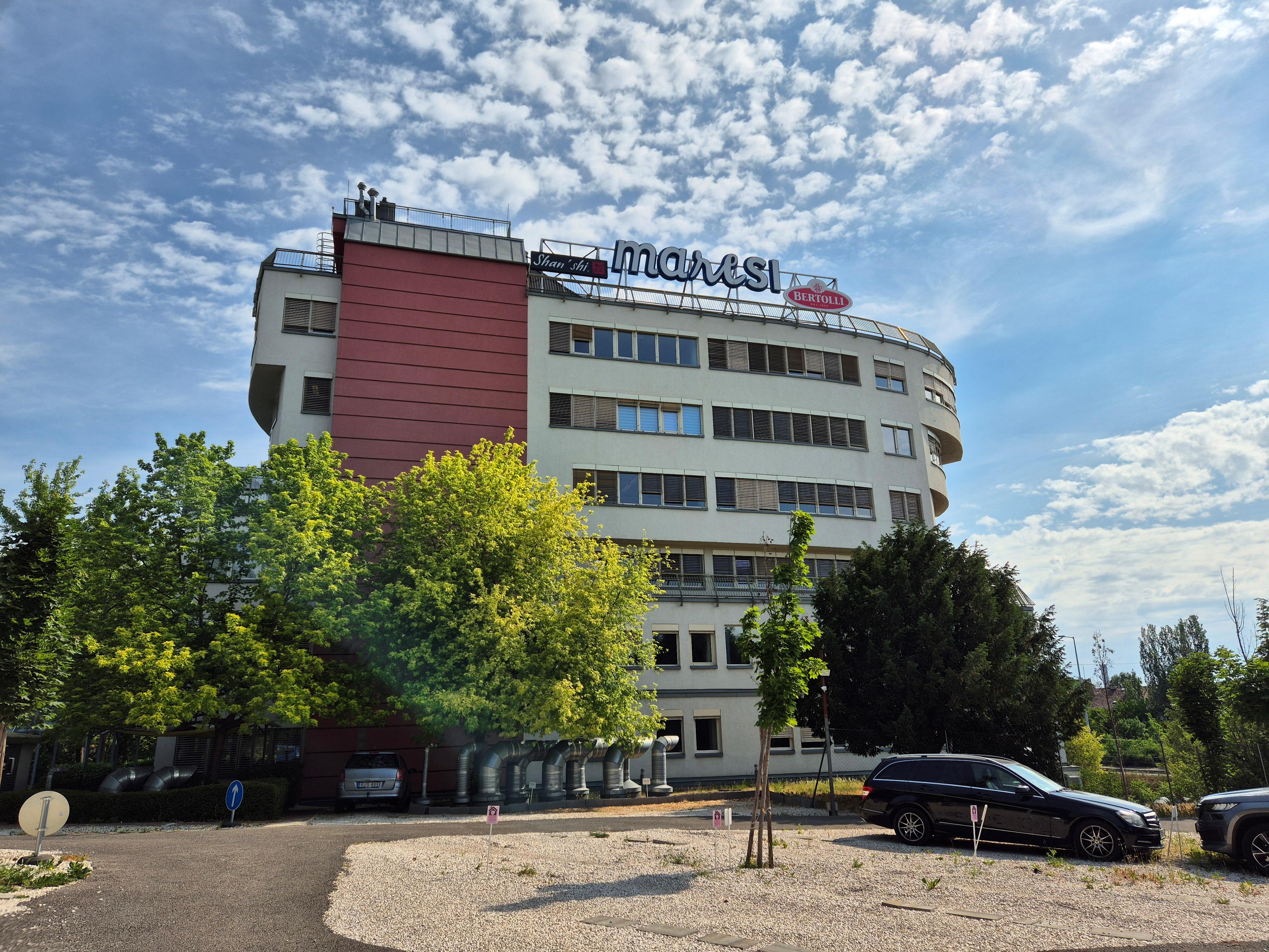 Yacht Irodaház