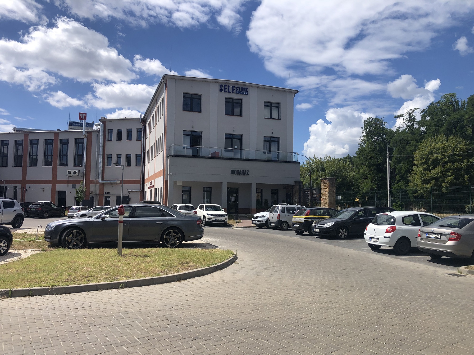 Self Store Udvar